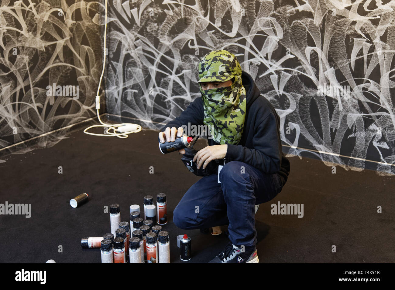 Paris, Frankreich, 11. April 2019. Ein Graffiti Künstler gemalt liveat der Urban Art Fair Paris. Credit: Veronique Phitoussi/Alamy Stock Foto Stockfoto
