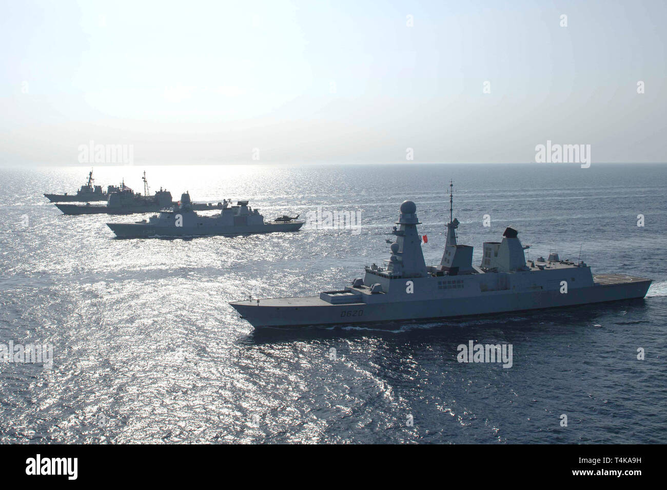 Die geführte Anti-raketen-Zerstörer USS McFaul (DDG74), links, die Geführte-missile Cruiser USS Mobile Bay (CG53), der Royal Danish Navy Fregatte HDMS Niels Juel (F 363) und die französische Air Defence Zerstörer FS Forbin (D620) Segeln in der Ausbildung im Roten Meer, 15. April 2019. Die John C Stennis Carrier Strike Group ist in die USA 5 Flotte Bereich der Maßnahmen zur Unterstützung der Marine im Einsatz für die Stabilität und Sicherheit in der Region zu gewährleisten und verbindet das Mittelmeer und den Pazifischen Raum durch den westlichen Indischen Ozean und drei strategischen Punkten ersticken. (U.S. Marine Foto von Masse Commun Stockfoto