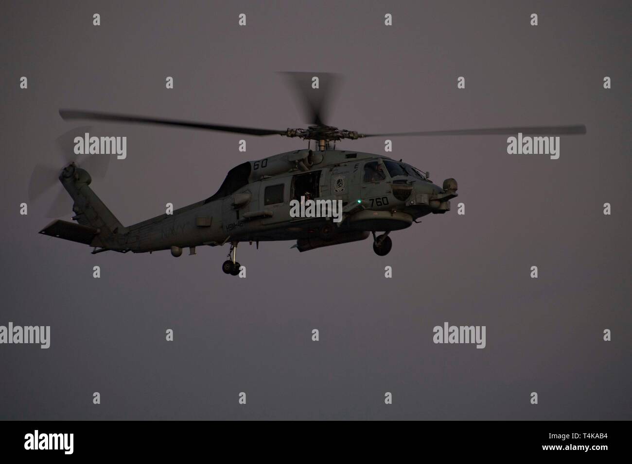 190412-N-XN 169-1000 Straße von Gibraltar (12. April 2019) Einem MH-60R Sea Hawk Hubschrauber zum "Großmeister" der Hubschrauber Maritime Strike Squadron (HSM) 46 fliegt über die Arleigh Burke zugeordnet - Klasse geführte Anti-raketen-Zerstörer USS Mason (DDG87) während der Durchfahrt durch die Straße von Gibraltar. Mason Transite die Straße von Gibraltar in das Mittelmeer, wie es in der Sechsten Flotte Verantwortungsbereich weiter. Mason ist unterwegs als Teil der (ABECSG) Deployment Abraham Lincoln Fluggesellschaft Streik Gruppe zur Unterstützung der Zusammenarbeit im Bereich der Sicherheit im Seeverkehr Bemühungen in den USA 5., 6. und 7. Bereich der Flotte Stockfoto