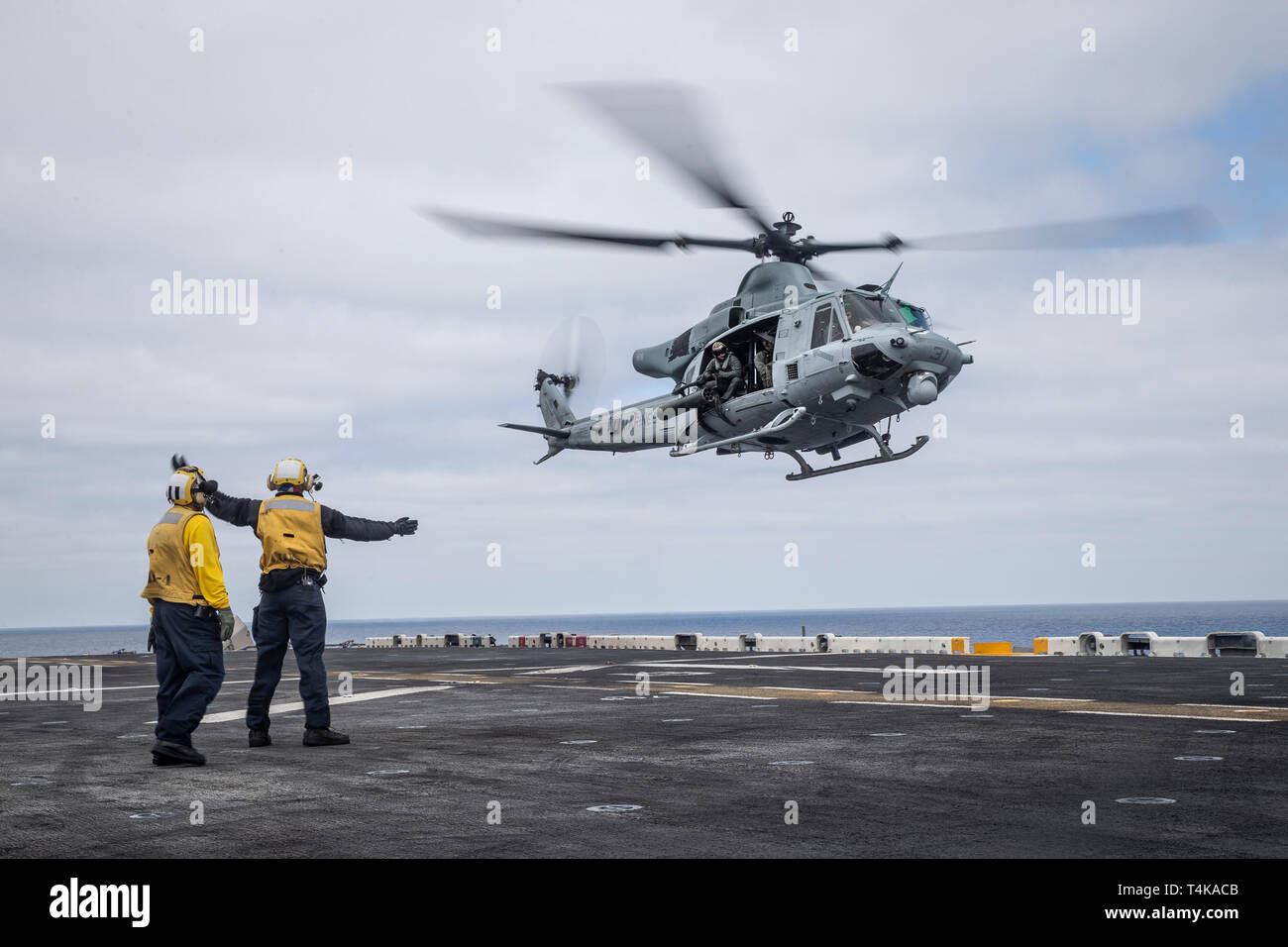 190319-M-EG 058-0332 PAZIFISCHER OZEAN (19. März 2019) Ein UH-1Y Venom mit Marine Medium Tiltrotor Squadron (VMM) 163 (verstärkt), 11 Marine Expeditionary Unit (MEU), off (aus) aus dem Amphibisches Schiff USS Boxer (LHD4). Die Marinesoldaten und Matrosen der 11 MEU führen regelmäßige Schulungen als Teil der Boxer Amphibious Ready Gruppe im östlichen Pazifik. (U.S. Marine Corps Foto von Lance Cpl. Dalton S. Swanbeck) Stockfoto