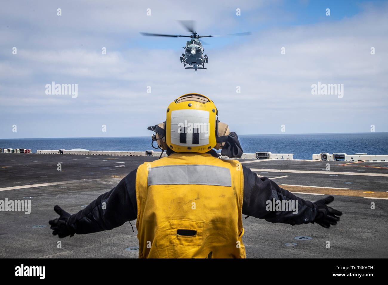 190319-M-EG 058-0204 PAZIFISCHER OZEAN (19. März 2019) Ein UH-1Y Venom mit Marine Medium Tiltrotor Squadron (VMM) 163 (verstärkt), 11 Marine Expeditionary Unit (MEU), bereitet die Land an Bord der Amphibisches Schiff USS Boxer (LHD4). Die Marinesoldaten und Matrosen der 11 MEU führen regelmäßige Schulungen als Teil der Boxer Amphibious Ready Gruppe im östlichen Pazifik. (U.S. Marine Corps Foto von Lance Cpl. Dalton S. Swanbeck) Stockfoto