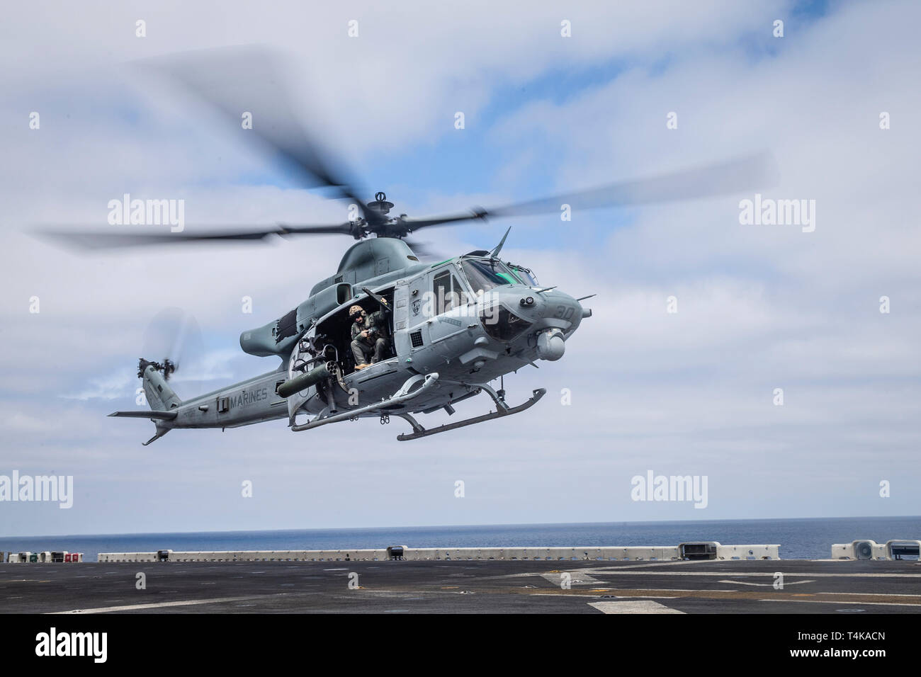 190319-M-EG 058-0258 PAZIFISCHER OZEAN (19. März 2019) Ein UH-1Y Venom mit Marine Medium Tiltrotor Squadron (VMM) 163 (verstärkt), 11 Marine Expeditionary Unit (MEU), bereitet die Land an Bord der Amphibisches Schiff USS Boxer (LHD4). Die Marinesoldaten und Matrosen der 11 MEU führen regelmäßige Schulungen als Teil der Boxer Amphibious Ready Gruppe im östlichen Pazifik. (U.S. Marine Corps Foto von Lance Cpl. Dalton S. Swanbeck) Stockfoto