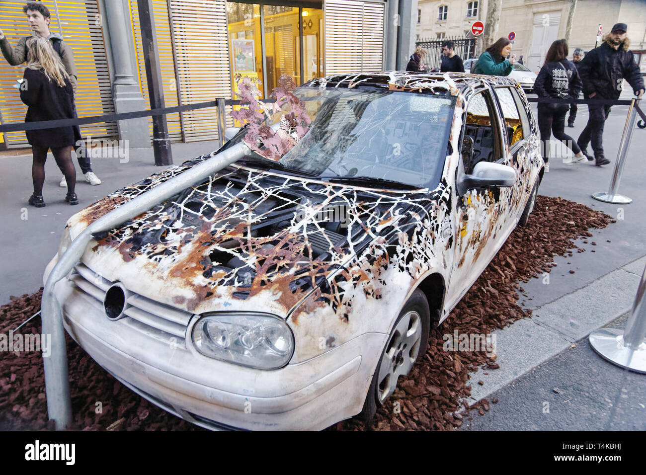 Paris, Frankreich, 11. April 2019. Dan Rawlings drehte sich ein Auto in ein Element der Natur im Urban Art Fair Paris. Credit: Veronique Phitoussi/Alamy Stock Stockfoto