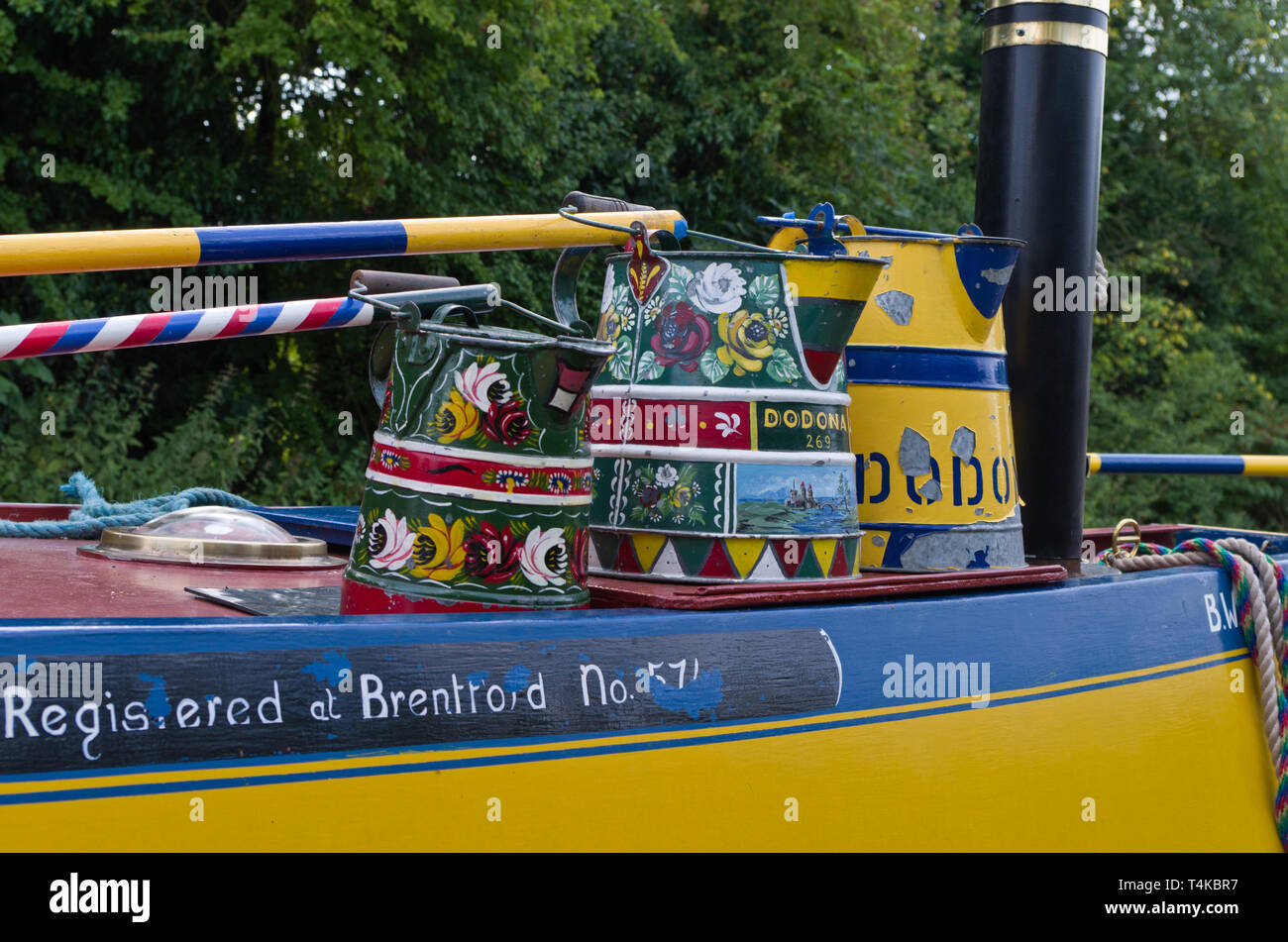 Buckby Gießkannen in Rosen und Burgen canal Kunst dekoriert, Stoke Bruerne, Großbritannien Stockfoto