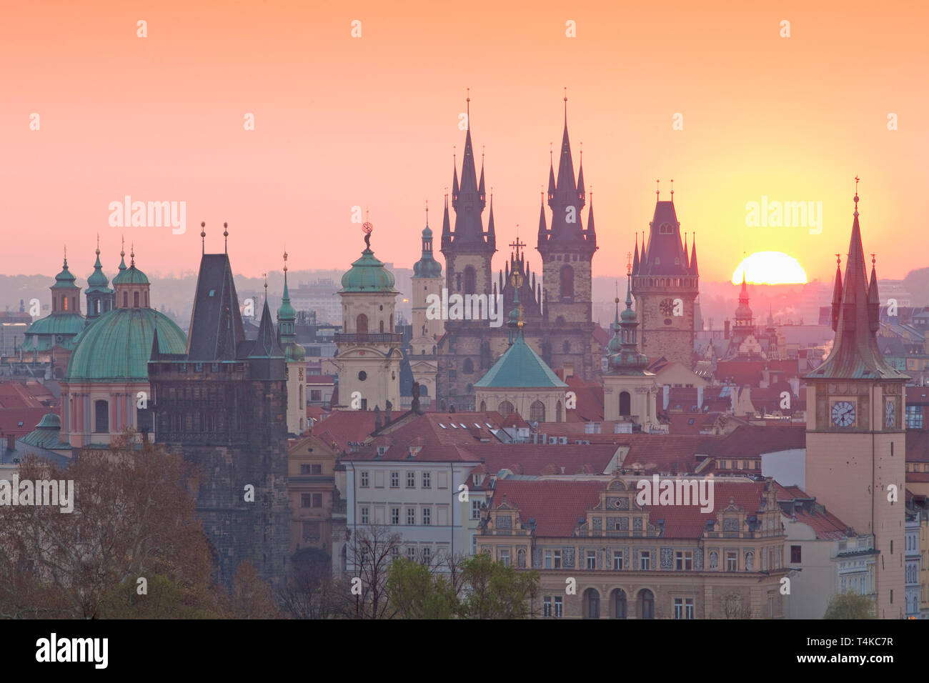 Tschechische Republik, Prag - Türme der Altstadt bei Sonnenaufgang Stockfoto