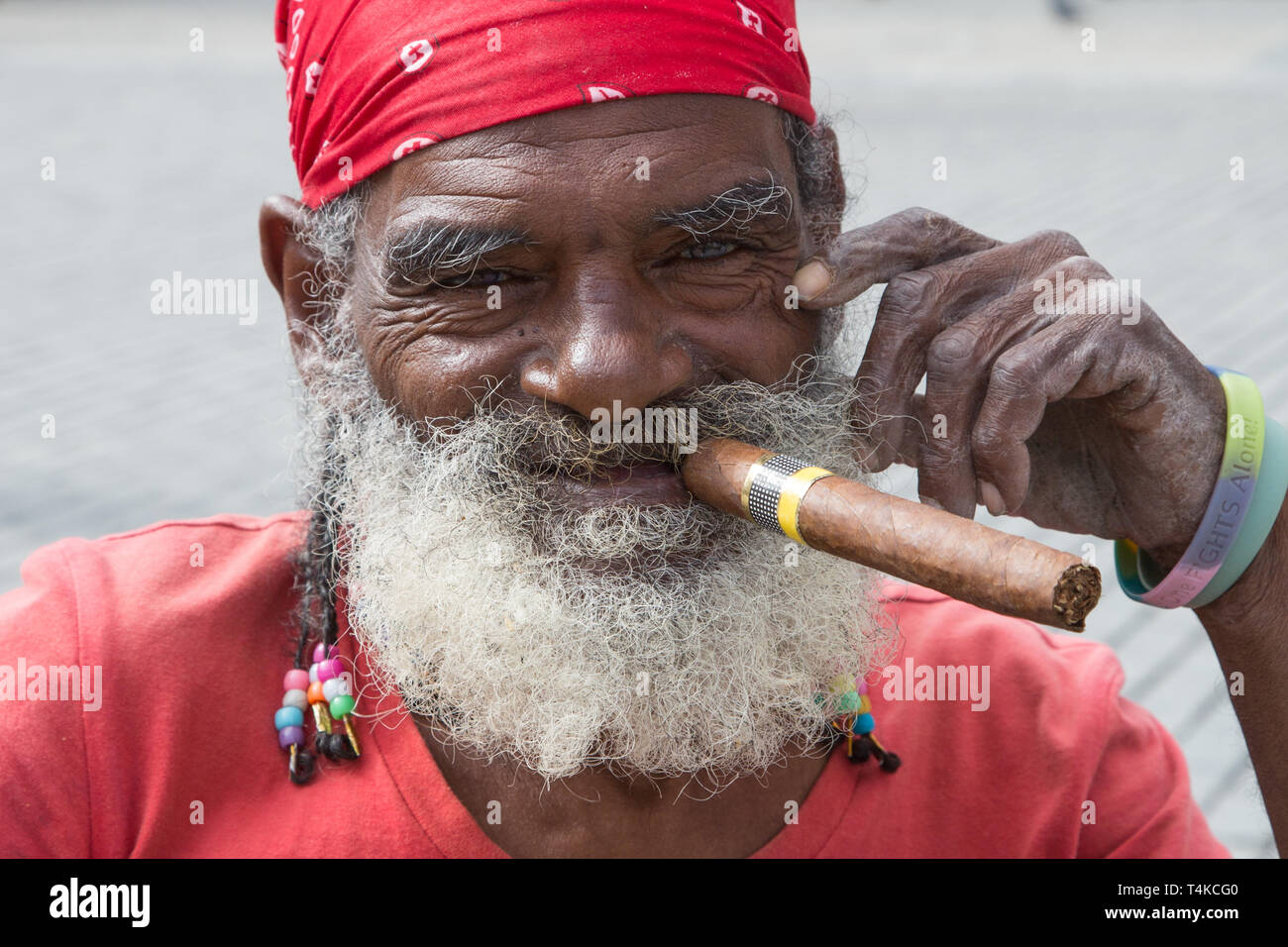 Mann rauchen Zigarre in Havanna, Kuba Stockfoto