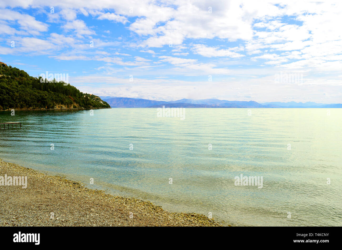 Ipsos Beach auf Korfu die griechische Insel im Ionischen Meer mit Blick auf die albanische Küste Stockfoto