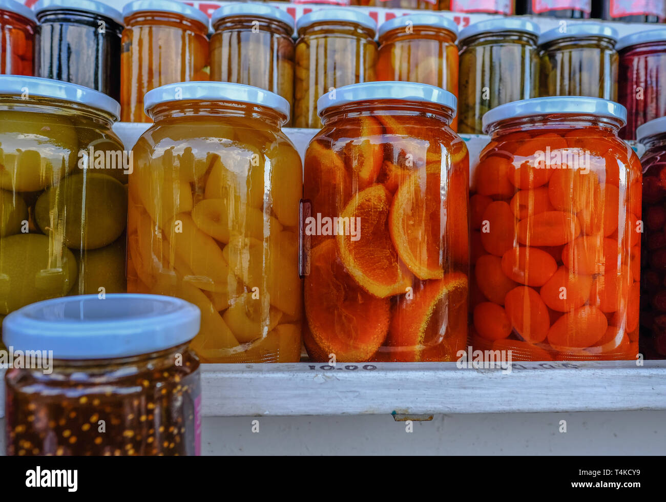 Gläser von Konfitüren in Zeilen. Hell leuchtende Farben. Stockfoto