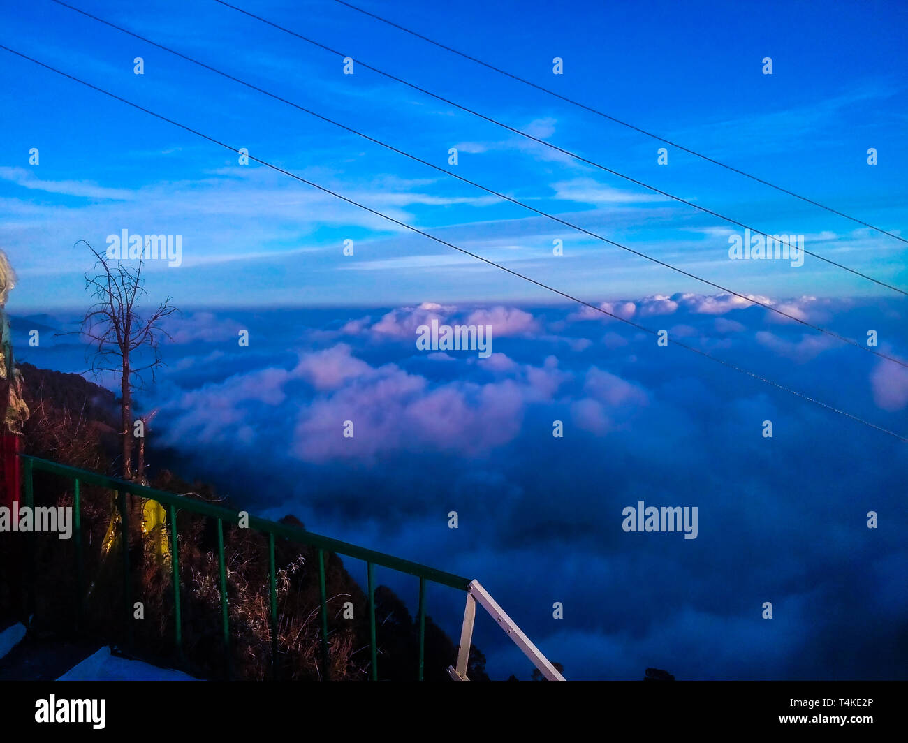 Wenn Sie einige seltsame blaue Wolken am Nachthimmel vor kurzem festgestellt haben, sind Sie nicht allein. Ungewöhnlich blaue Nacht, Wolken, meist gesehen... Stockfoto