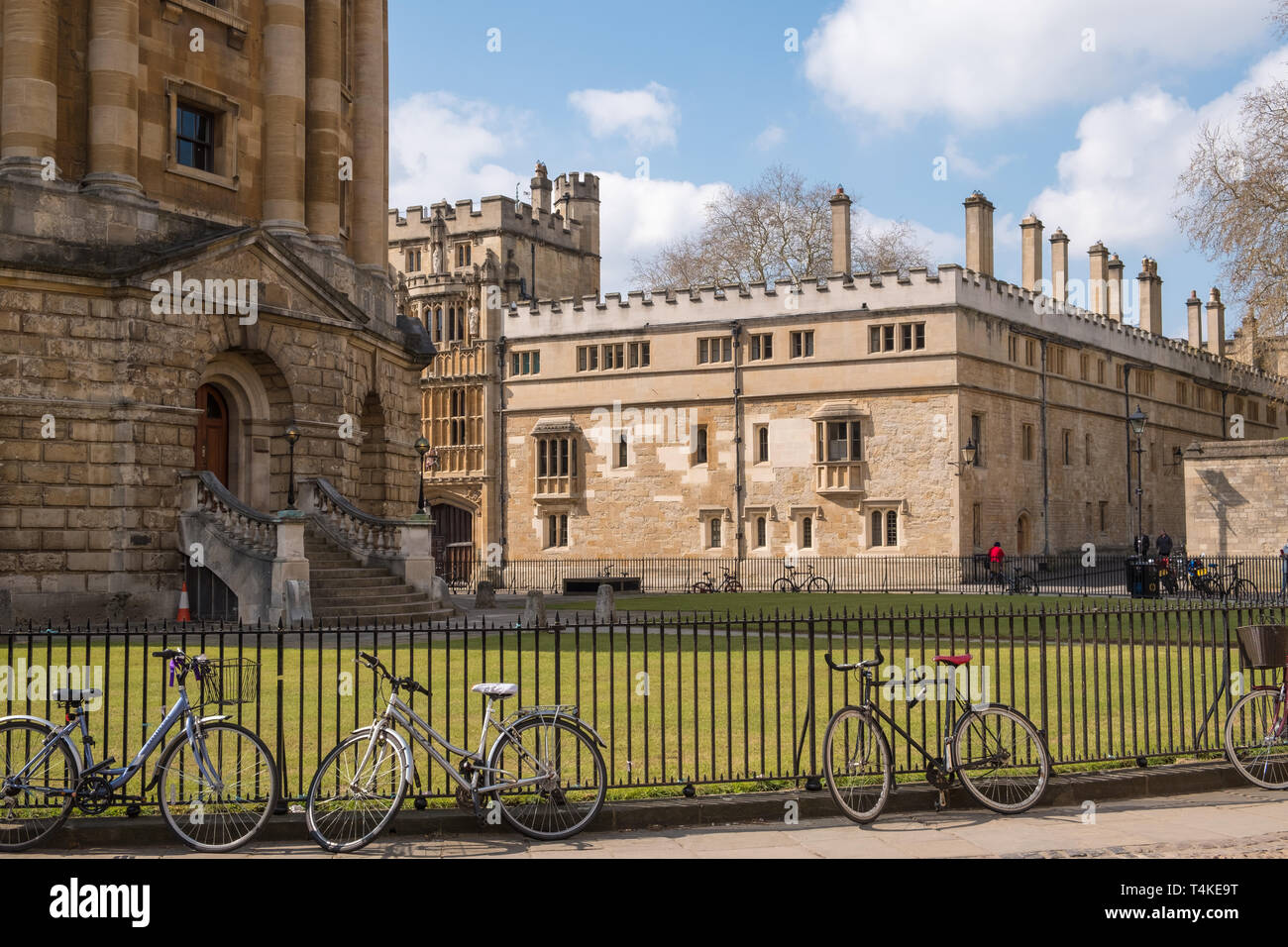 Fahrräder Geländer in Radcliffe Square um Radcliffe Camera, dem gewölbten palladianischen Stil Bibliothek in Oxford, UK befestigt Stockfoto