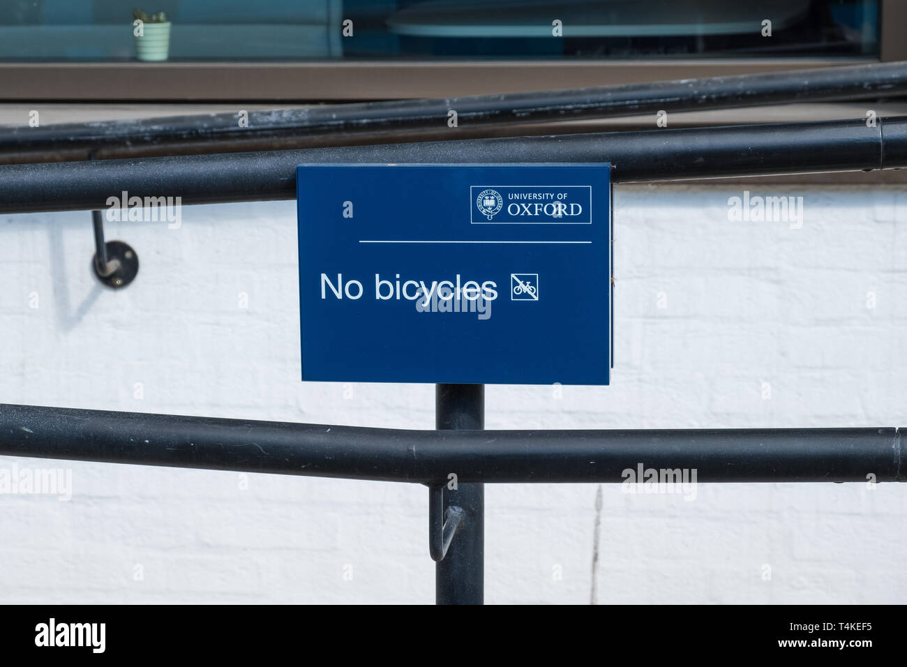 Schild, keine Fahrräder Geländer außerhalb der Universität Oxford, Oxford, UK. Stockfoto