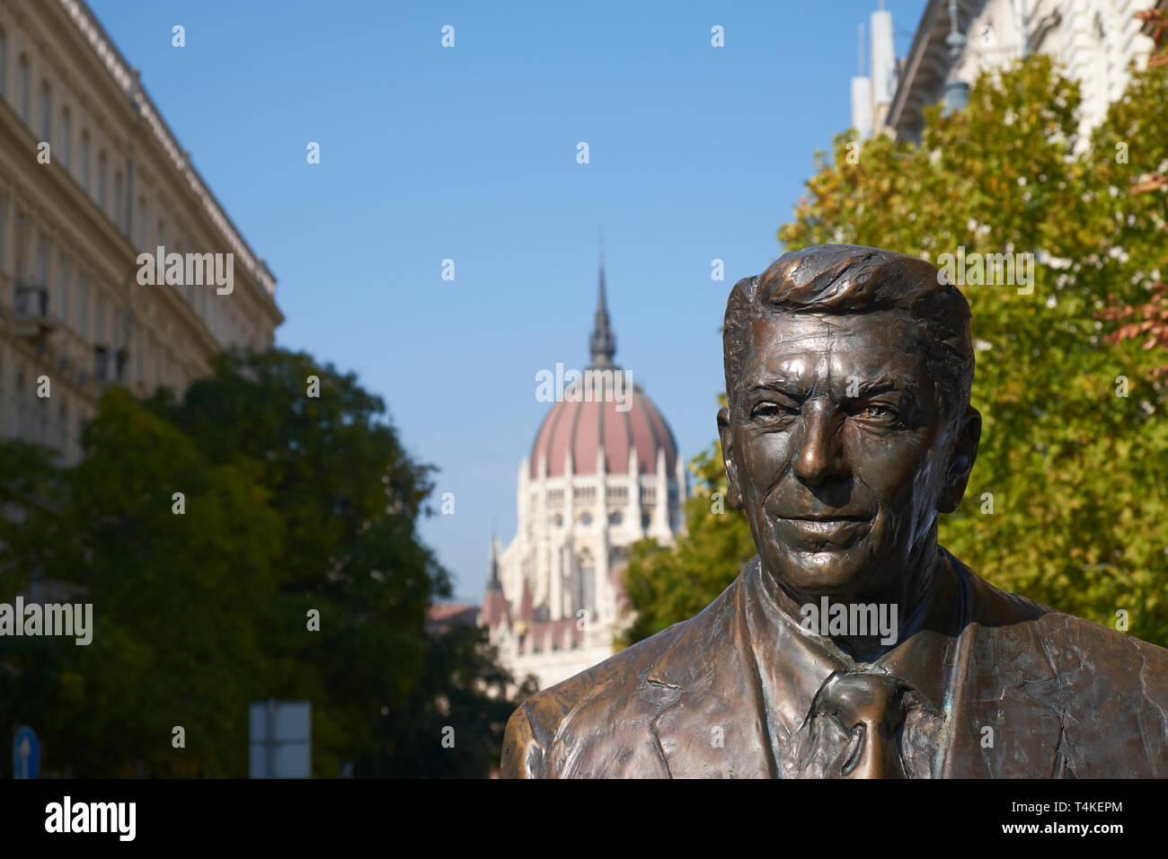 Bronzestatue des ehemaligen US-Präsidenten Ronald Reagan in Liberty Square, Budapest, Ungarn. Stockfoto
