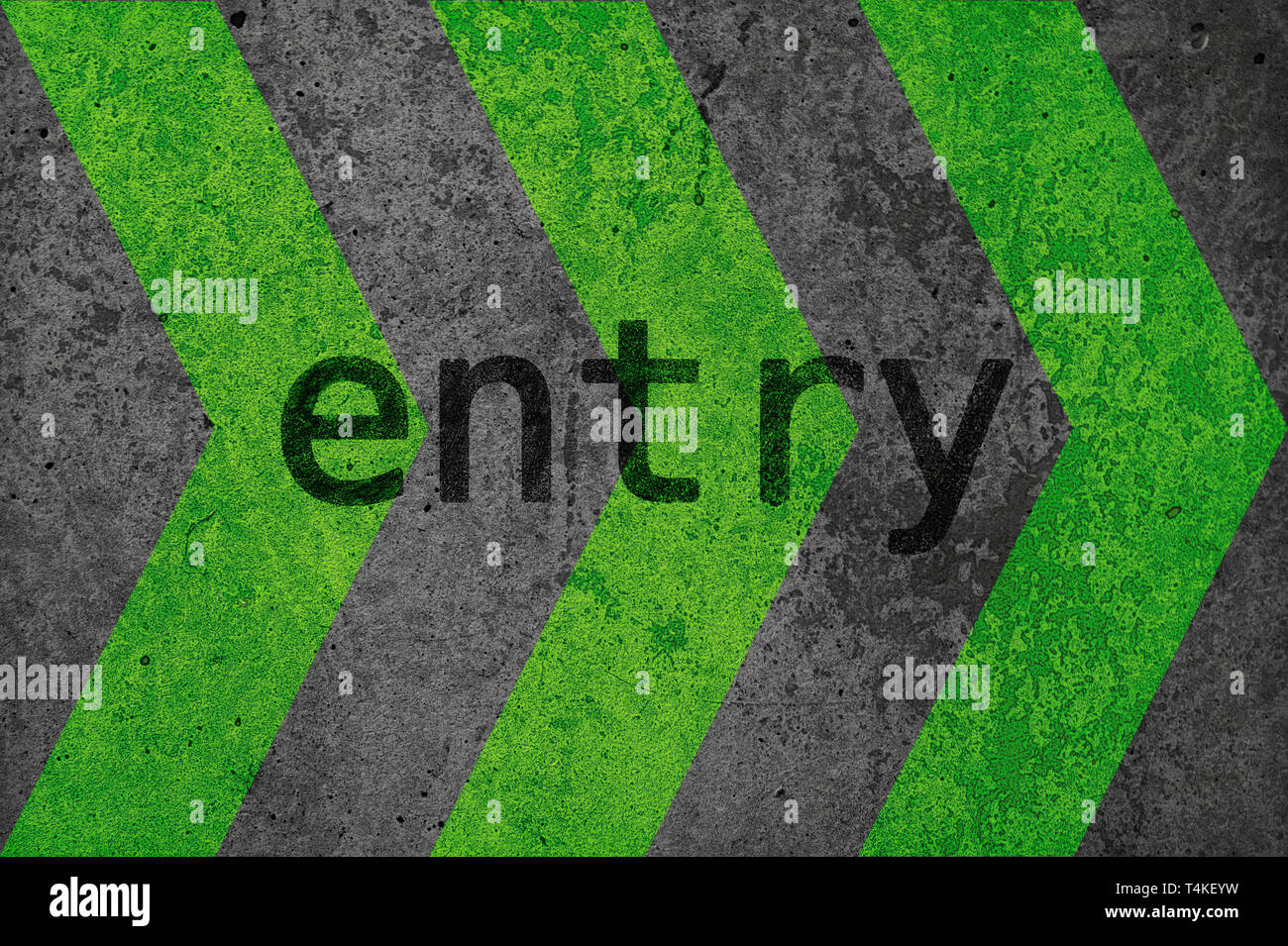 Eine Wand aus Beton hat grüne Pfeile angewendet. Englischer Text: Eintrag. Ideal als Hintergrund zum Thema Industrie, Punk, Rock, Straße oder als Richtung s Stockfoto
