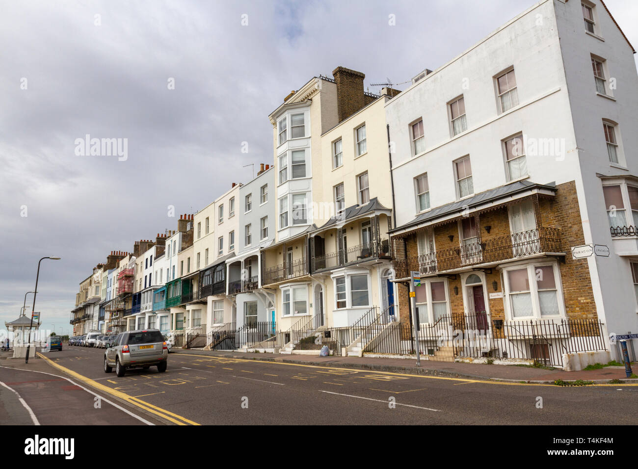 Allgemeine Ansicht der Eigenschaften mit Blick auf den Hafen von Ramsgate, Kent, Großbritannien. Stockfoto