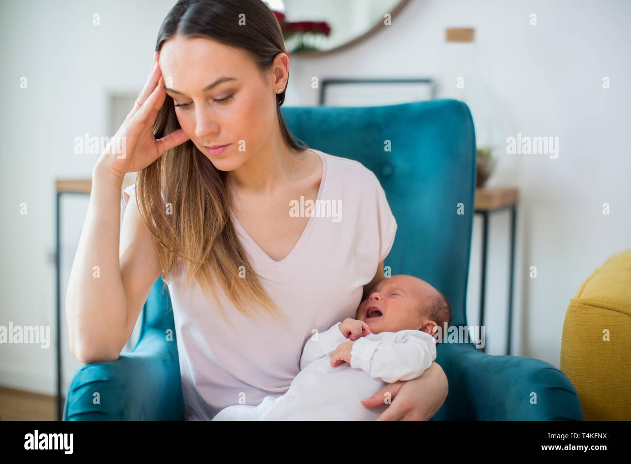 Betonte Mutter Holding Baby Schreien von postnatalen Depressionen leiden zu Hause Stockfoto