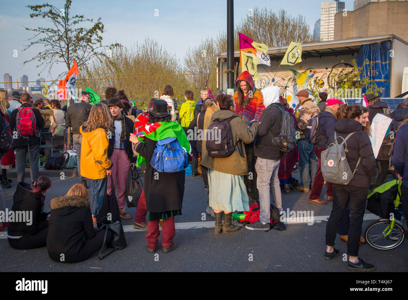Demonstranten versammeln sich auf der Waterloo Bridge für das Aussterben Rebellion Demonstration Stockfoto