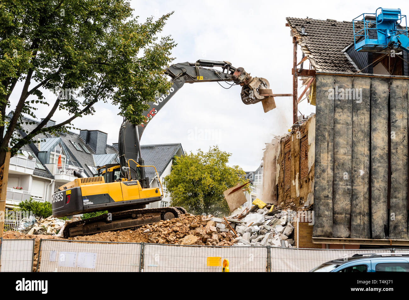 Bagger an der Abriss eines Hauses arbeiten, Baustelle - 15. August 2018, Idstein (Taunus), Hessen, Deutschland, Europa Stockfoto