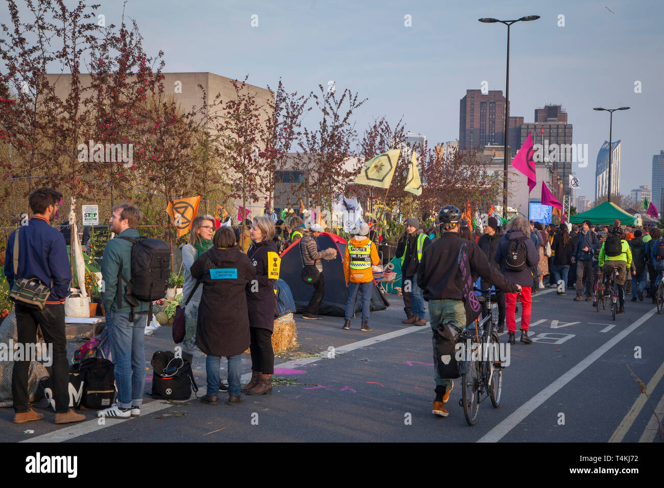 Demonstranten versammeln sich auf der Waterloo Bridge für das Aussterben Rebellion Demonstration Stockfoto