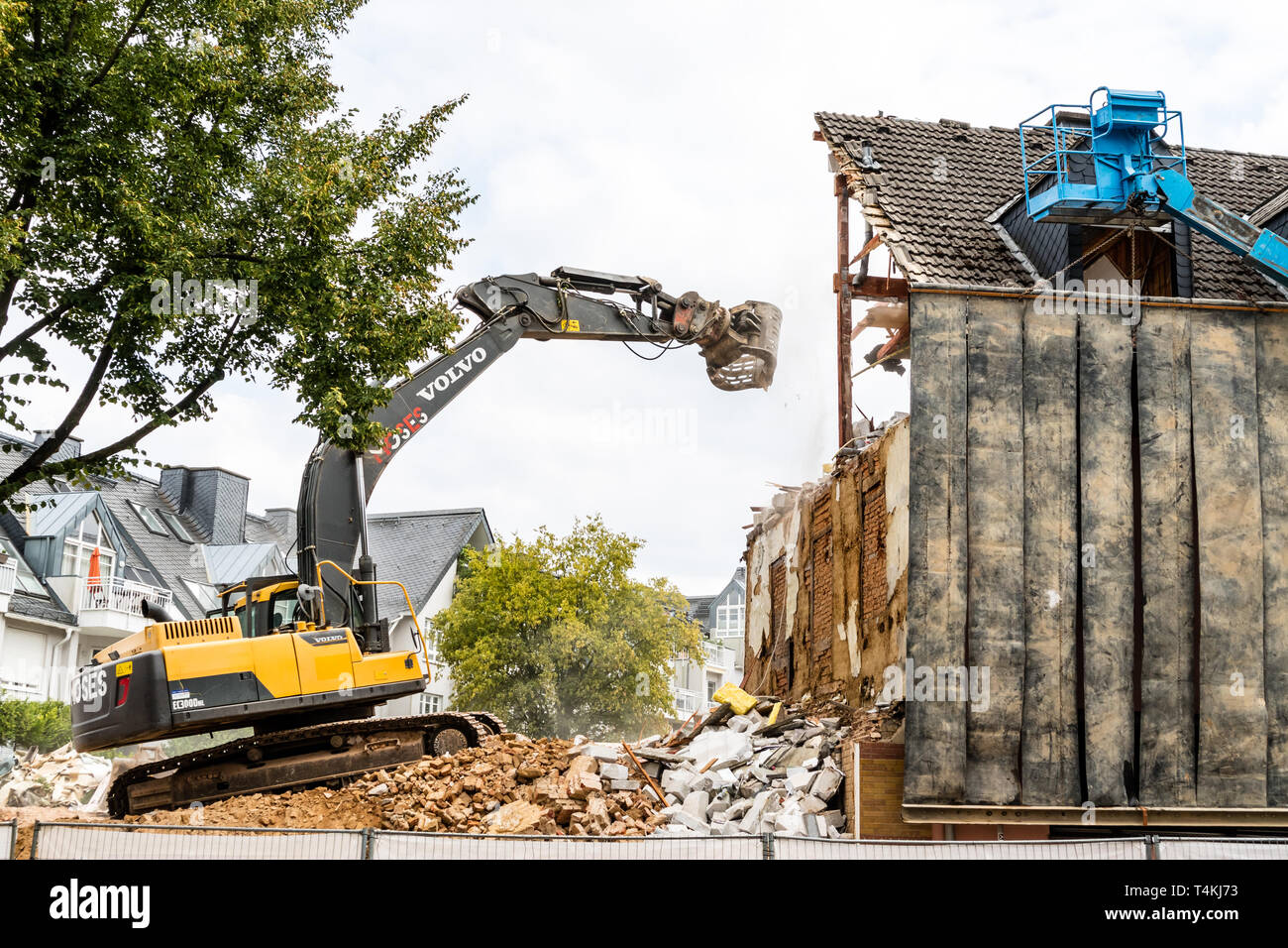 Bagger an der Abriss eines Hauses arbeiten, Baustelle - 15. August 2018, Idstein (Taunus), Hessen, Deutschland, Europa Stockfoto