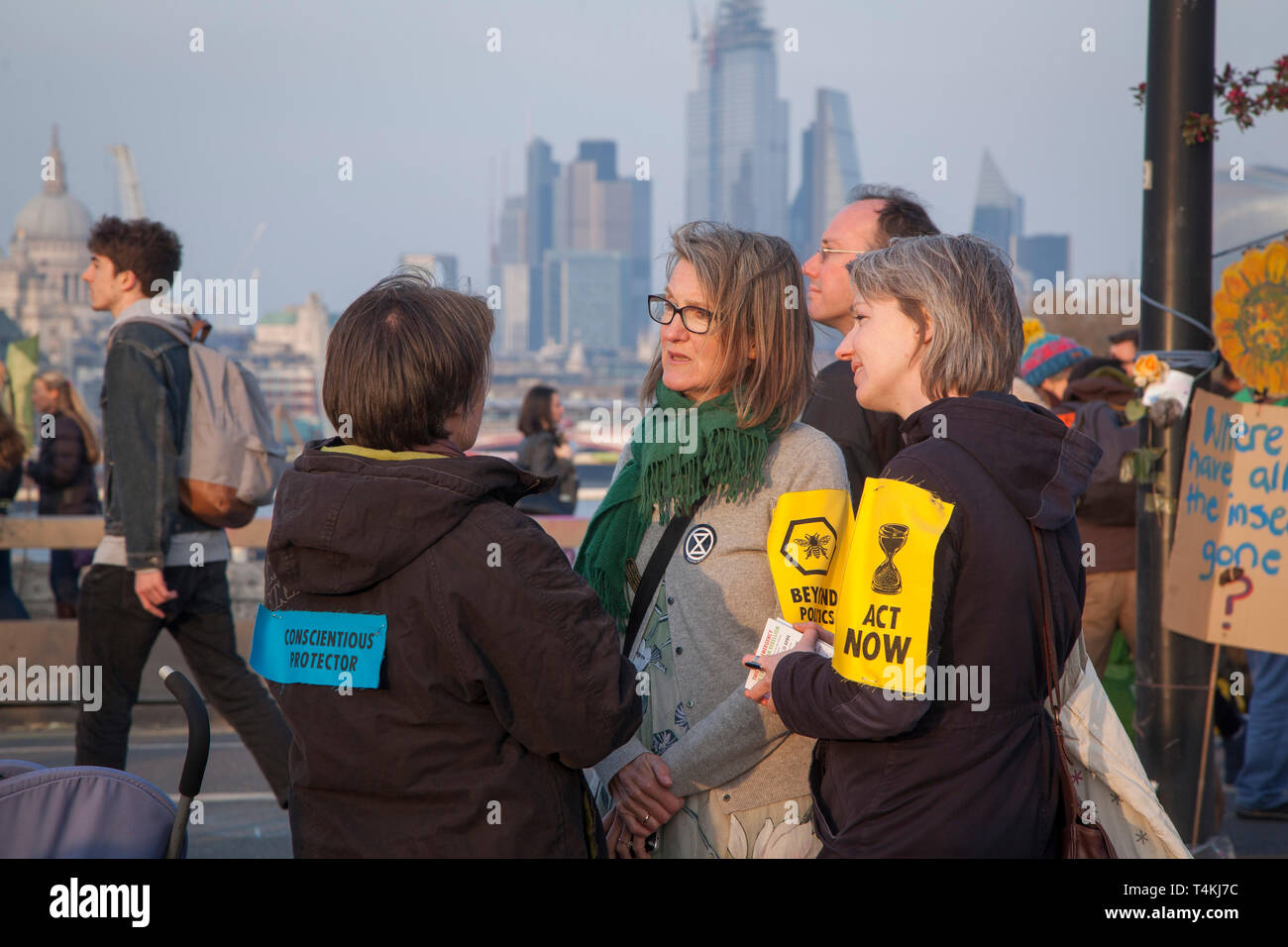 Ein "gewissenhafter Protector' auf der Waterloo Bridge für das Aussterben Rebellion Demonstration Stockfoto