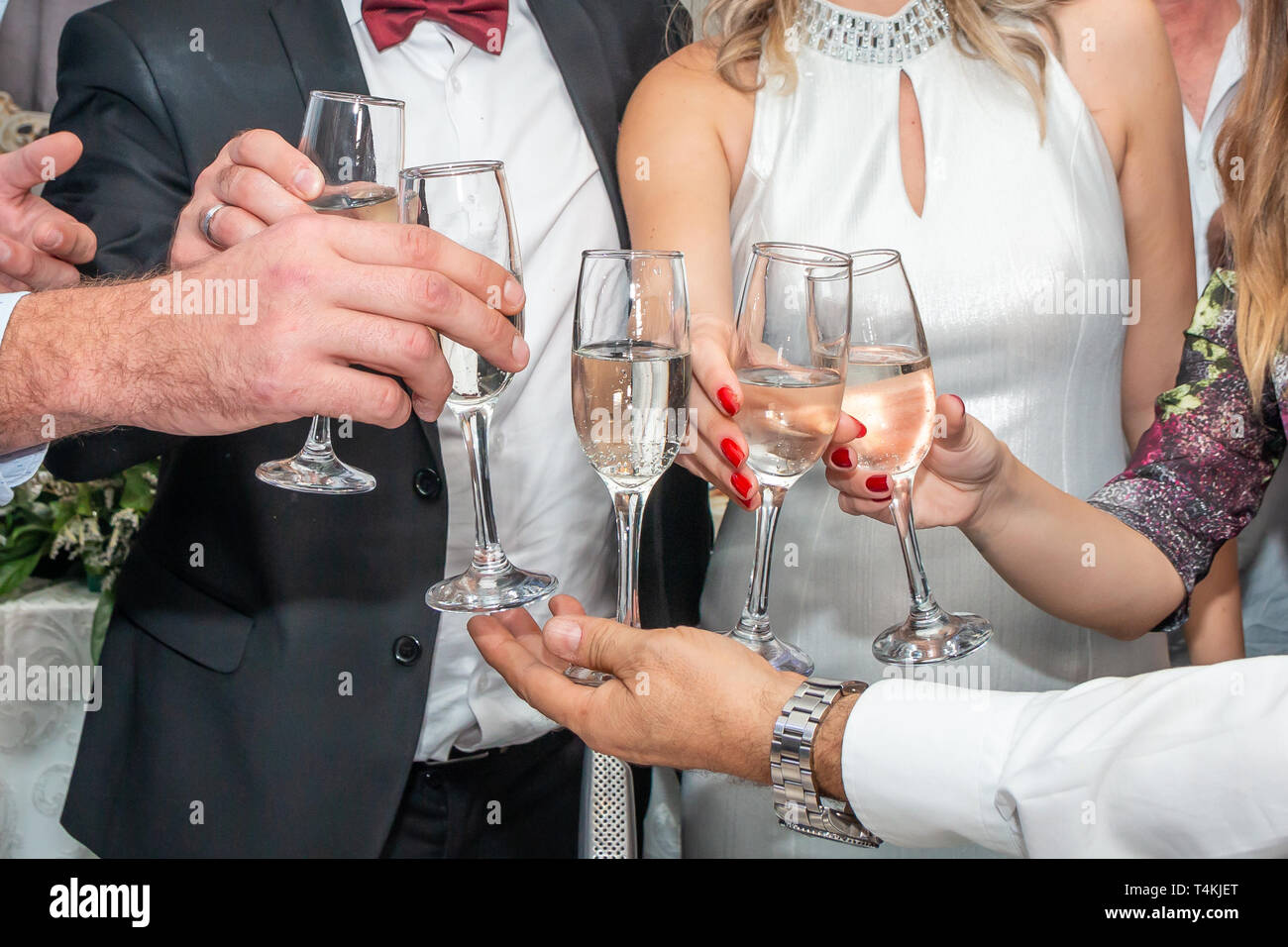 Prost! Braut, Bräutigam und Hochzeitsgäste Toasten mit Champagner, während Sie Hochzeit. Stockfoto