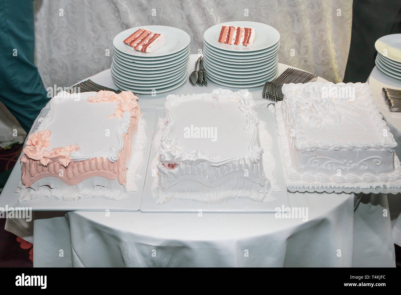 Dessert Tisch im Restaurant mit drei weißen Hochzeit Kuchen mit Schlagsahne. Stockfoto
