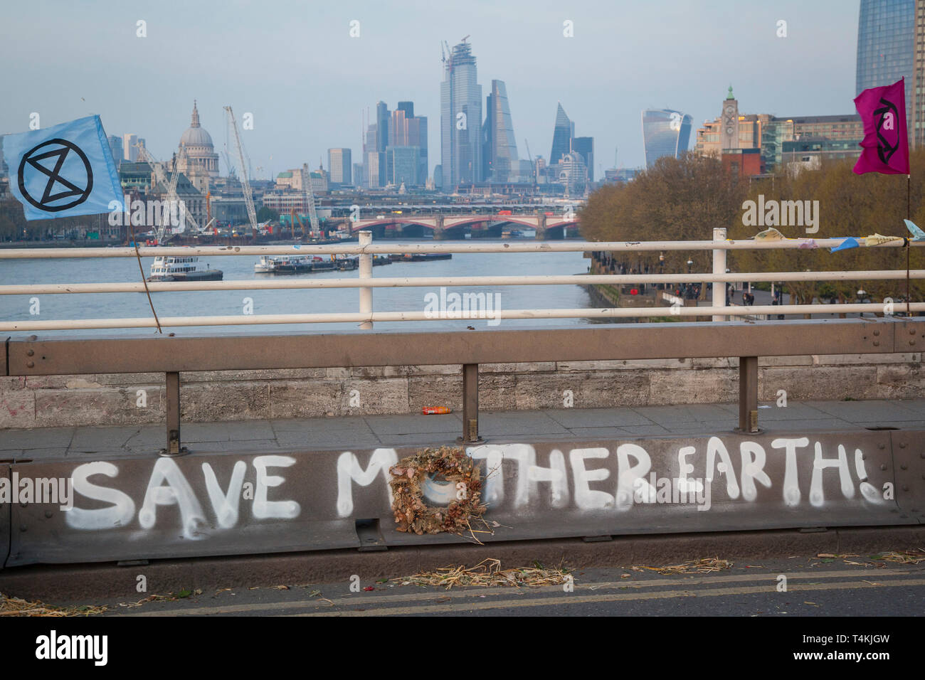 'Speichern Mutter Erde' Banner malte auf der Waterloo Bridge für das Aussterben Rebellion Demonstration mit der Stadt London hinter Stockfoto