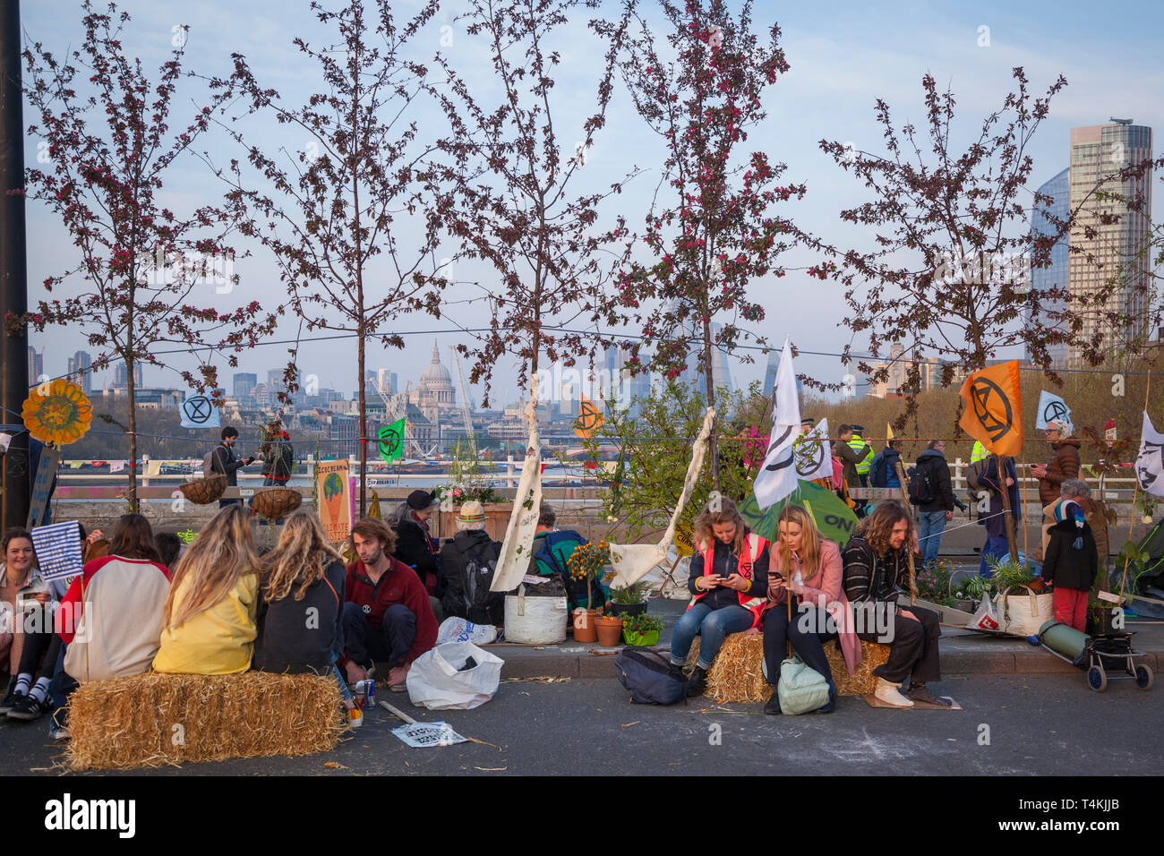 Demonstranten auf der Waterloo Bridge für das Aussterben Rebellion Demonstration mit Bäumen hinter Stockfoto