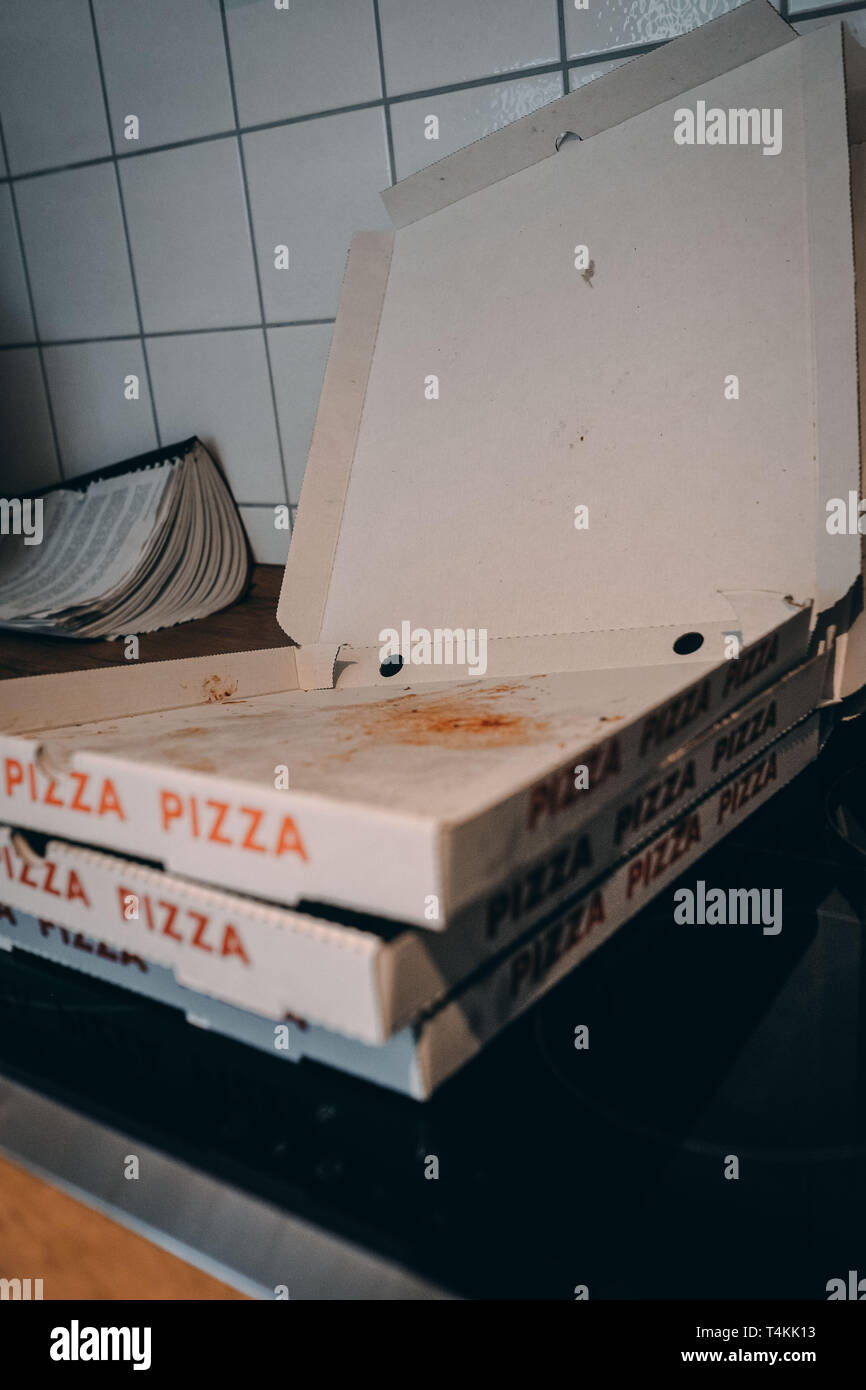 Leere pizzaschachteln in einer Küche, der Tag nach einer Party. Stockfoto