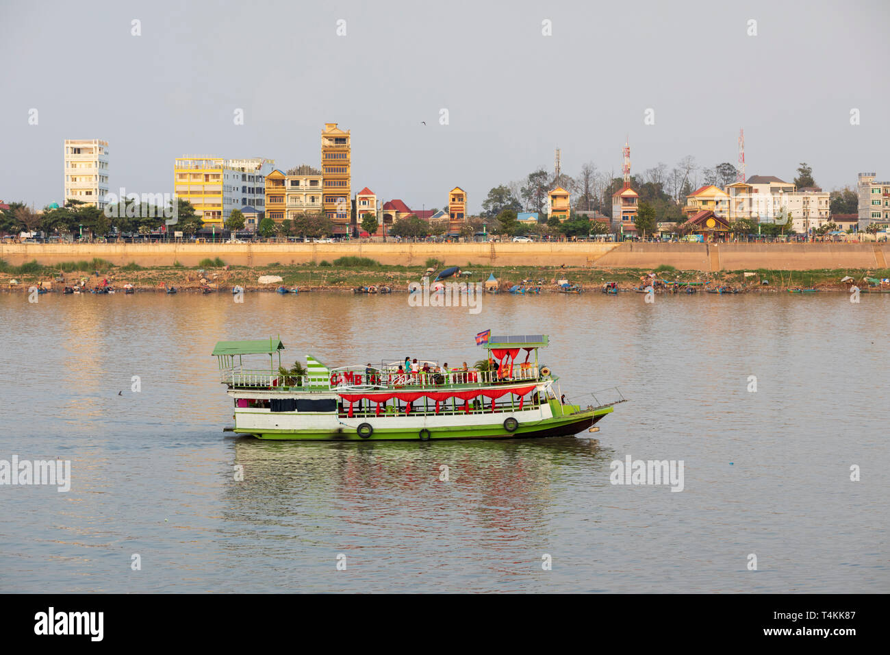 Tour Boot auf dem Mekong River bei Sonnenuntergang, Phnom Penh, Kambodscha, Südostasien, Asien Stockfoto