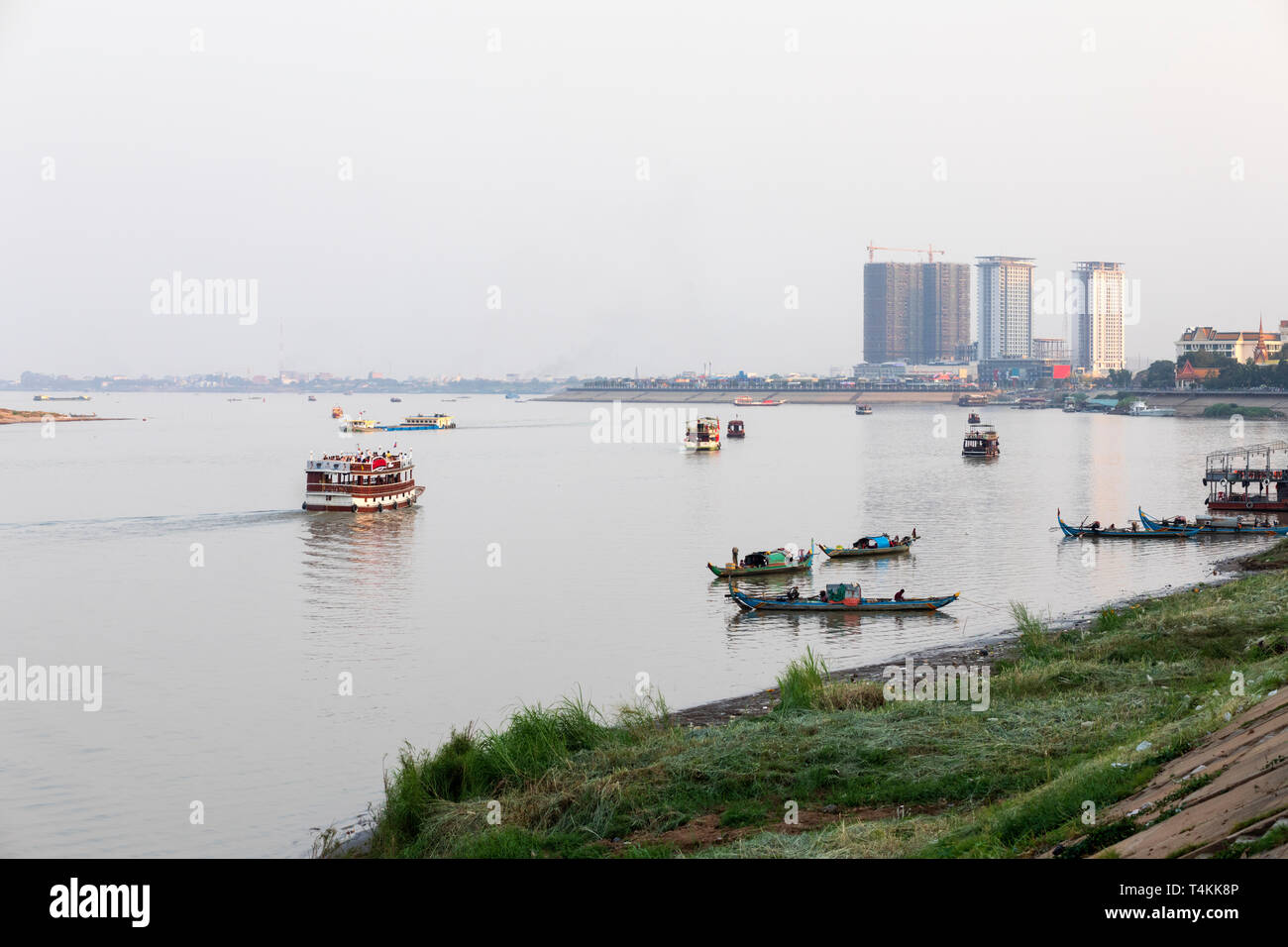 Tour Boot auf dem Mekong River bei Sonnenuntergang, Phnom Penh, Kambodscha, Südostasien, Asien Stockfoto