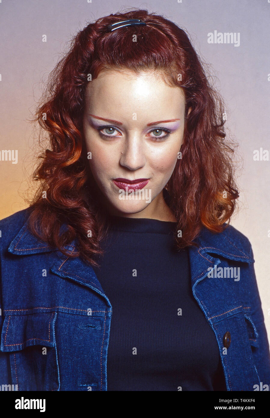 Blümchen, aka Jasmin Wagner, deutsche Sängerin, vor einem Auftritt in der 'Mini-Playback-Show', Deutschland 1998. Blume, alias Jasmin Wagner, bevor Sie auf der 'Mini-Playback-Show" TV-Show, Deutschland 1998. Stockfoto