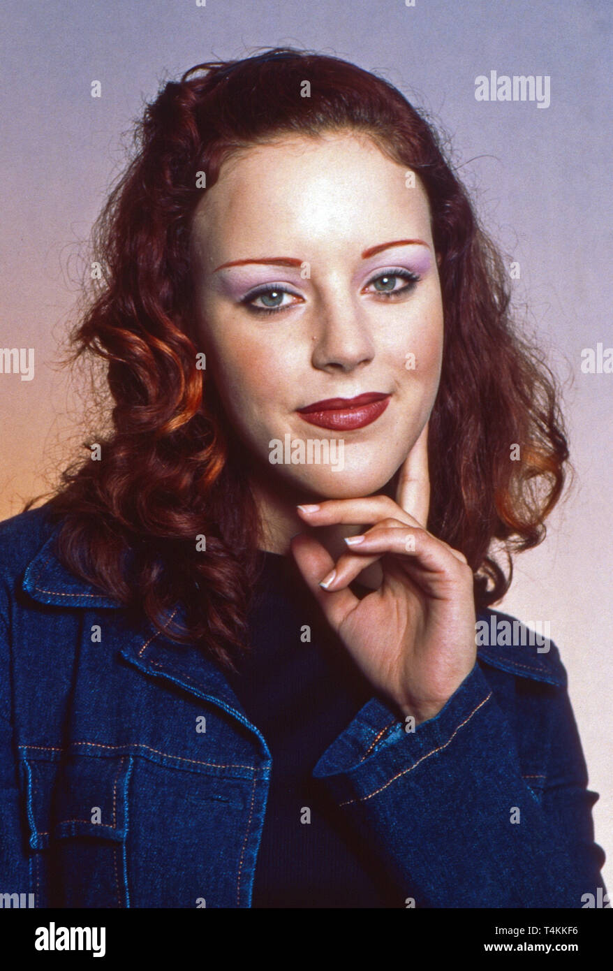 Blümchen, aka Jasmin Wagner, deutsche Sängerin, vor einem Auftritt in der 'Mini-Playback-Show', Deutschland 1998. Blume, alias Jasmin Wagner, bevor Sie auf der 'Mini-Playback-Show" TV-Show, Deutschland 1998. Stockfoto