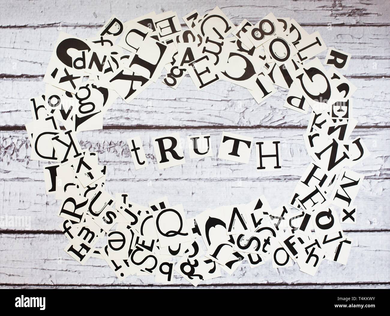 Das Wort 'Wahrheit' unter einem Wust von Papier Buchstaben abgeschnitten. Stockfoto