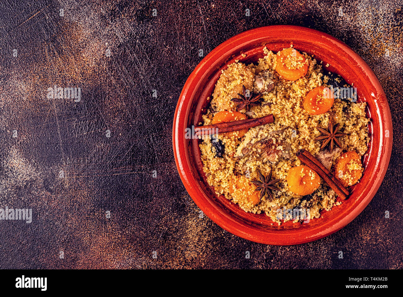 Traditionelle marokkanische Tajine Hähnchen mit getrockneten Früchten und Gewürzen, Ansicht von oben. Stockfoto