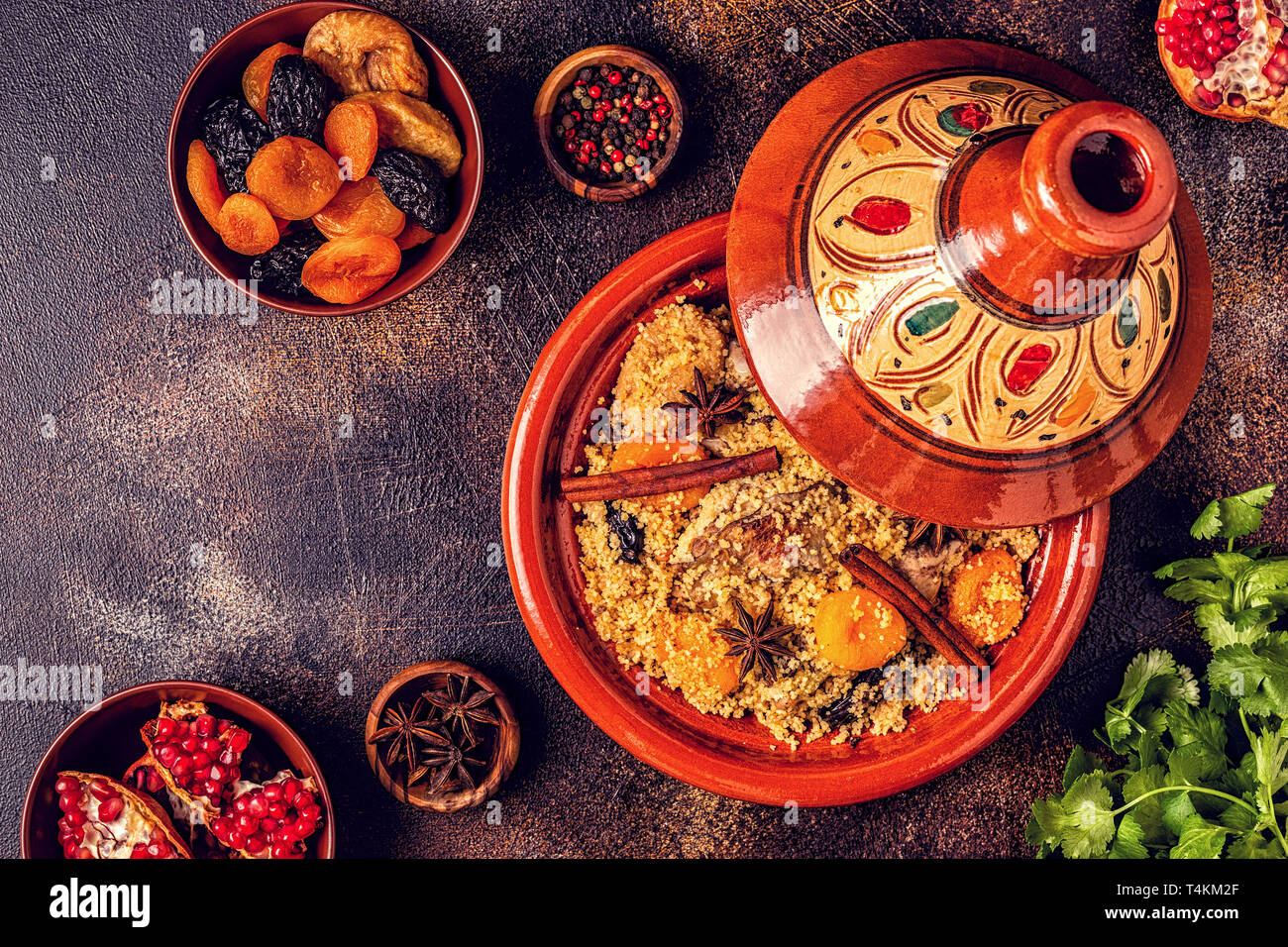 Traditionelle marokkanische Tajine Hähnchen mit getrockneten Früchten und Gewürzen, Ansicht von oben. Stockfoto