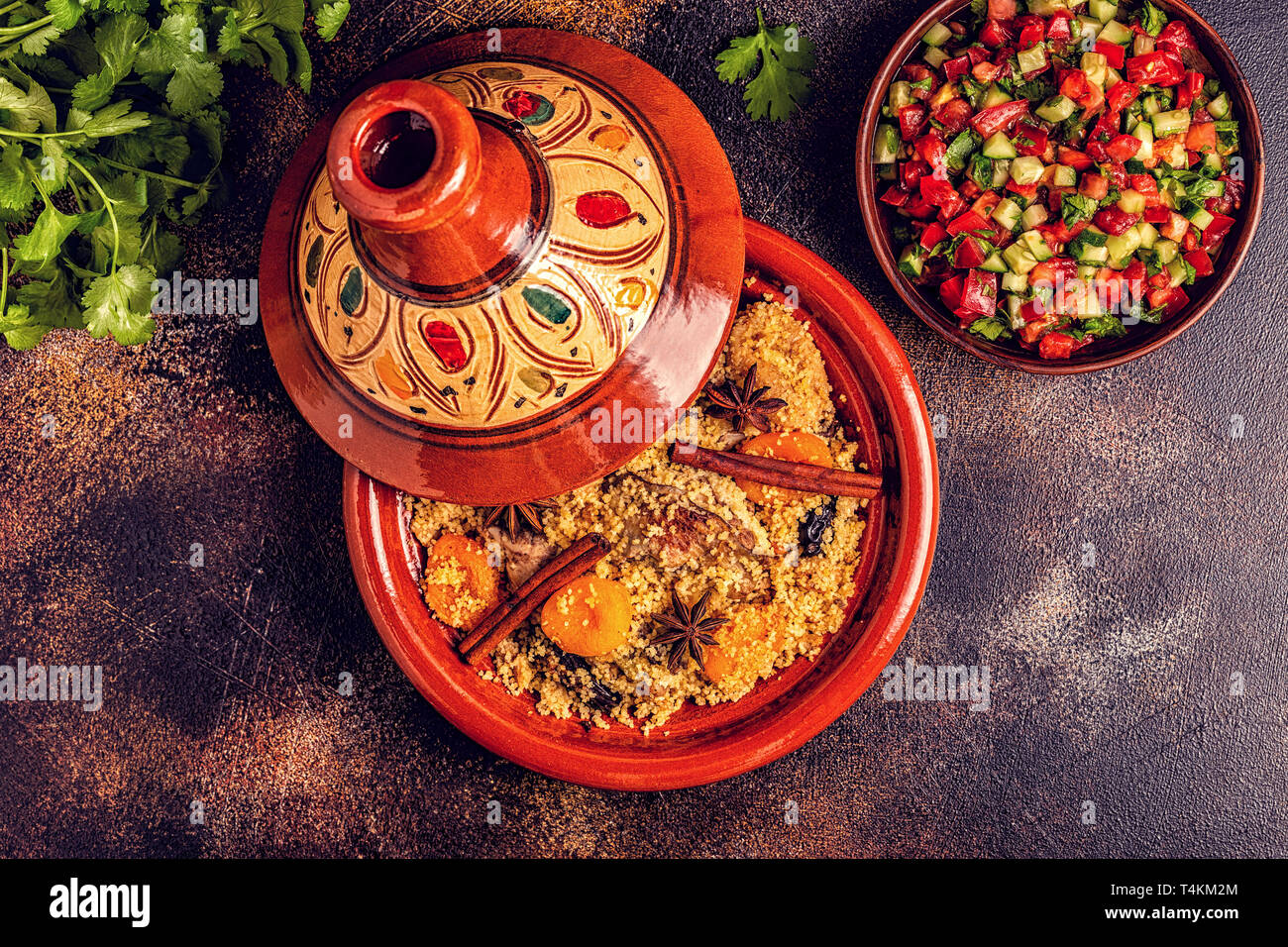 Traditionelle marokkanische Tajine Hähnchen mit getrockneten Früchten und Gewürzen, Ansicht von oben. Stockfoto
