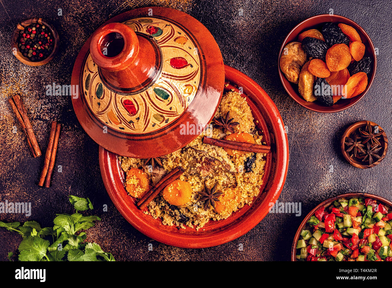 Traditionelle marokkanische Tajine Hähnchen mit getrockneten Früchten und Gewürzen, Ansicht von oben. Stockfoto
