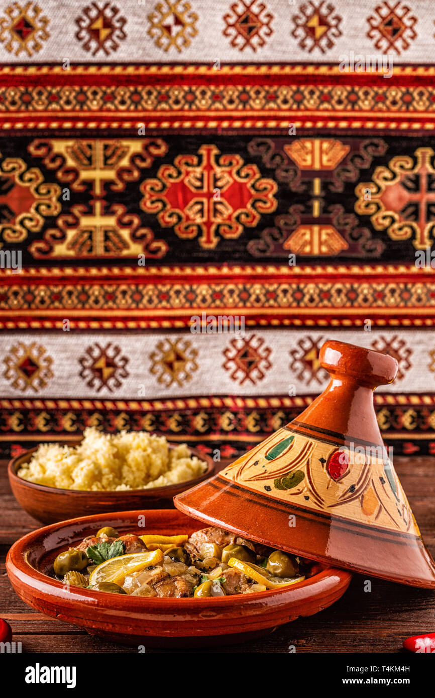 Traditionelle marokkanische Hähnchen-tajine mit Oliven und gesalzenen Zitronen, selektiven Fokus. Stockfoto