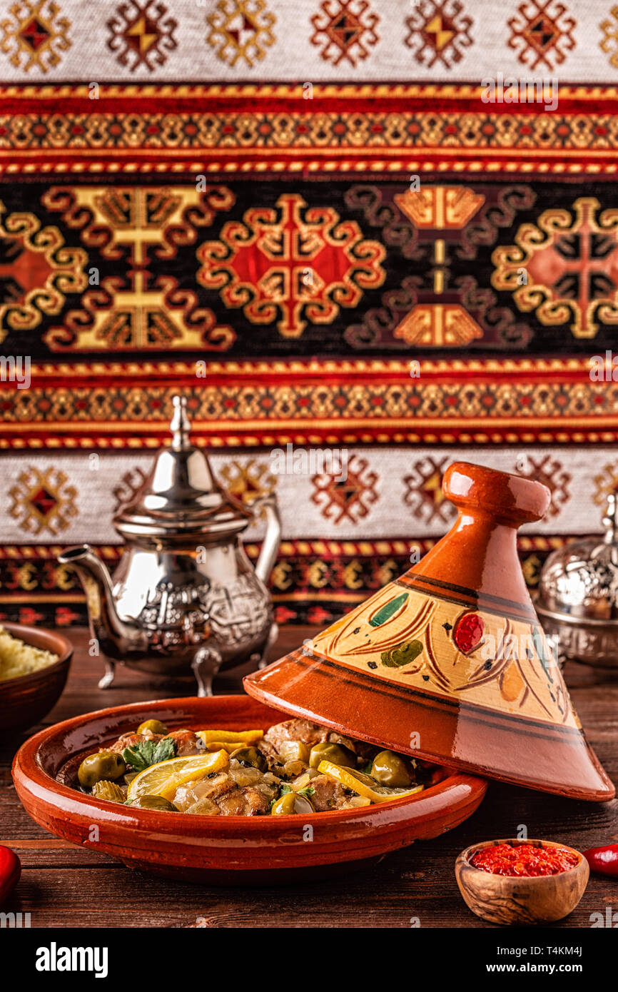 Traditionelle marokkanische Hähnchen-tajine mit Oliven und gesalzenen Zitronen, selektiven Fokus. Stockfoto