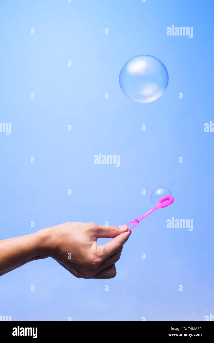 Soap Bubble in den blauen Hintergrund Kugel Farbe Kugel, rund, Kreis Stockfoto