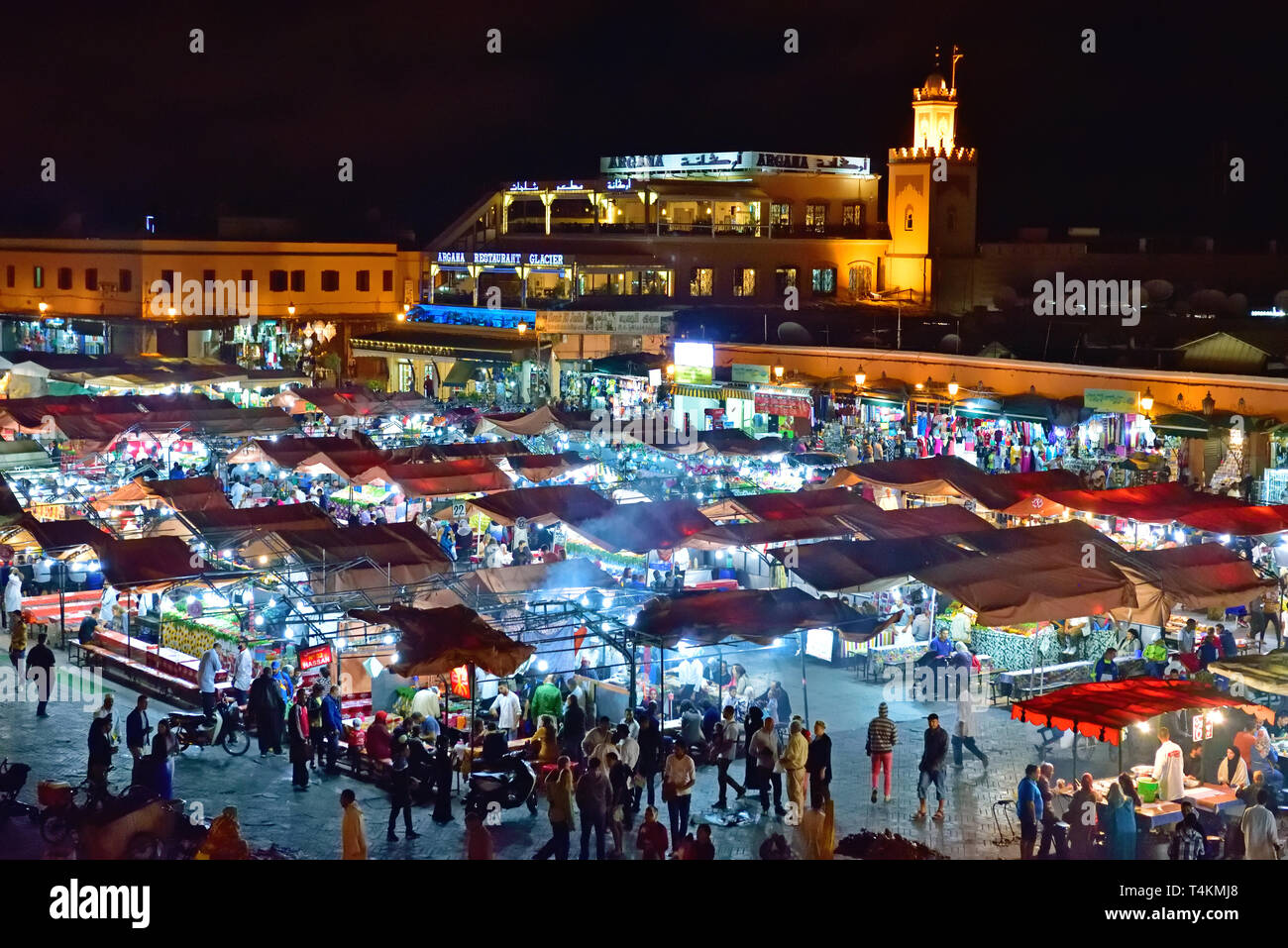 1985 wurde die Medina von Marrakesch und somit der Platz Jemaa el Fna, die stattdessen Teil bildet sich auf der UNESCO-Liste des Welterbes sind. Im Mai 2001, Djemaa el Stockfoto