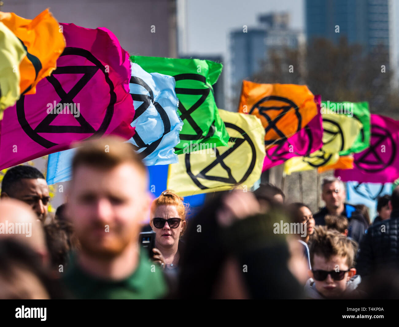 Extinction Rebellion Protest on Waterloo Bridge in Central London. Fußgänger passieren die Proteste, die die Brücke für den Verkehr gesperrt haben. Stockfoto