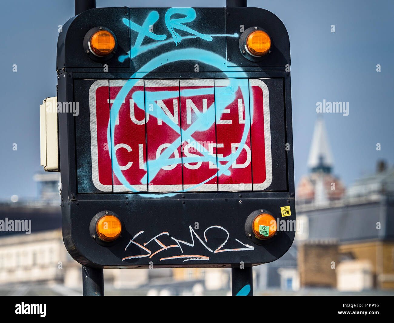 Beschädigte Straßentunnel Schild am Aussterben rebellion Proteste auf der Waterloo Bridge. Aussterben Rebellion Protest beschädigt werden. Stockfoto