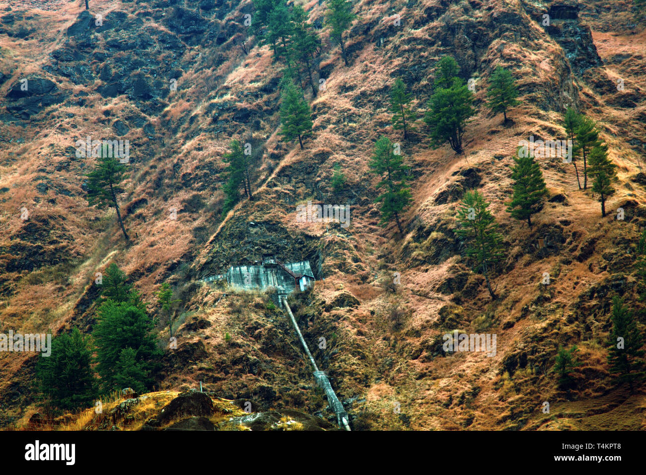 Aquädukt aus Berg von Pre-Himalayas. Die entwaldung. Wasserleitung, Wasserversorgung im Tal des Flusses Parvati, Shiva Berge. Stockfoto