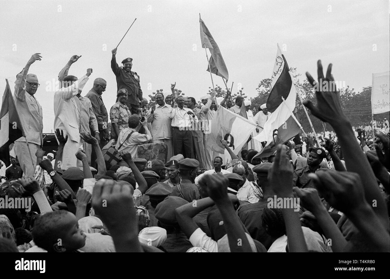 Präsident Omar al-Bashir an einem Referendum Rallye in den Nuba Bergen. Die Versprechungen von Wasser, Elektrizität und das Internet in dieser Region der Nuba Berge, im Gegenzug für ihre Stimmen zu ermöglichen, die für den gesamten Khartum in Sudan fortzusetzen. Mai 2004 Stockfoto