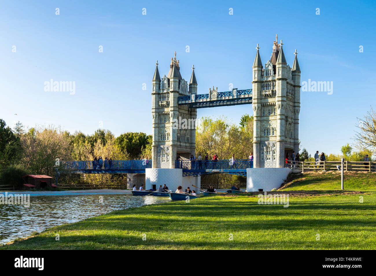 Madrid Spanien 15 April 19 Vervielfaltigung Der Tower Bridge In London Im Europa Park Von Torrejon De Ardoz Besucher Segeln In Boote An Sonnigen Stockfotografie Alamy