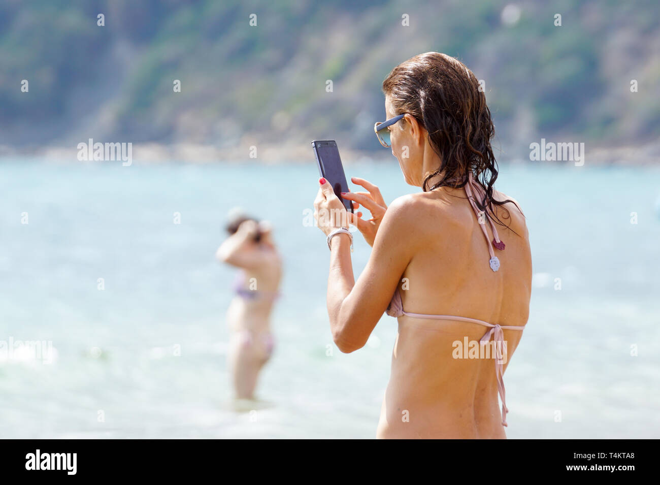 Capri, Italien, 17. Juli 2018: Unbekannter Name touristische ein Bild mit einem Smartphone auf den schönen Strand in der Nähe von Neapel in Italien Stockfoto