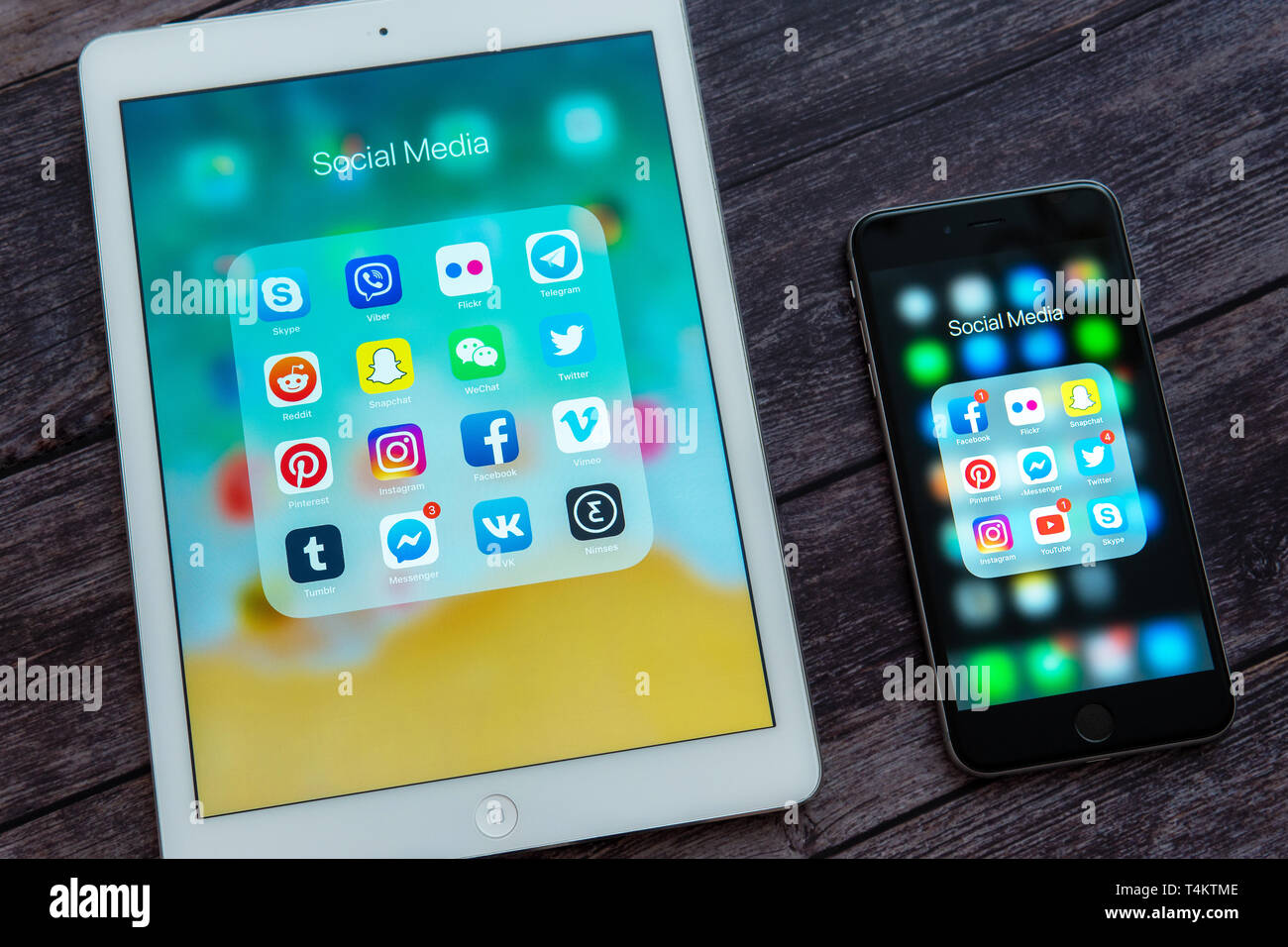 Apple iPad und iPhone mit Symbolen der verschiedenen Social Media. Social media Icons. Marketing oder Business Konzept. Instagram, Youtube, Facebook, pöcking Stockfoto