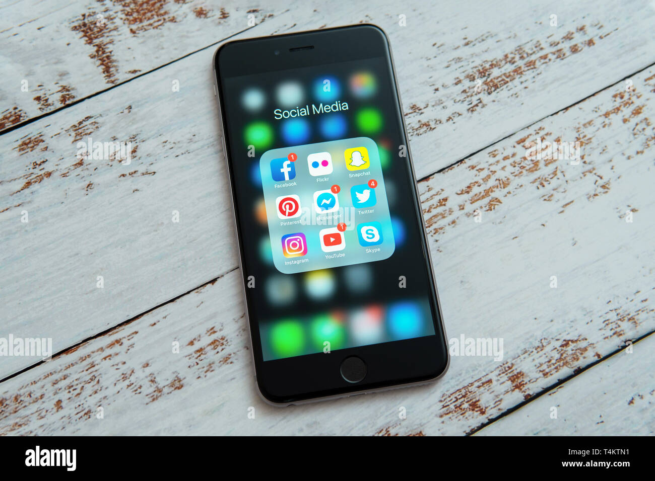 Schwarz Apple iPhone mit Symbolen der sozialen Medien: Instagram, Youtube, Facebook, Pöcking, Twitter, snapchat Anwendung auf dem Bildschirm. Stockfoto